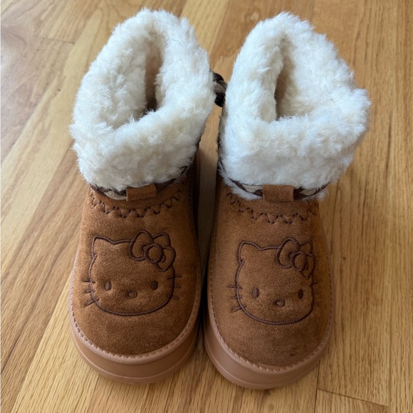 Hello Kitty Fur Boots - Picture 2 of 6